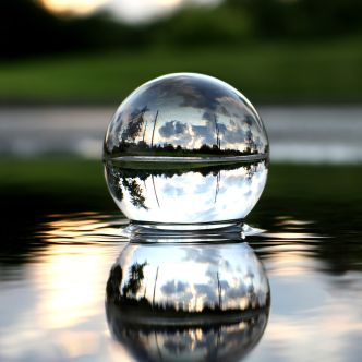 Une boule de cristal flottant sur un lac