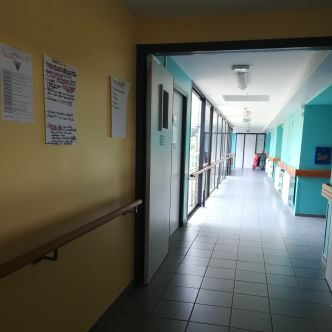 Photo du couloir d'un Ehpad vide