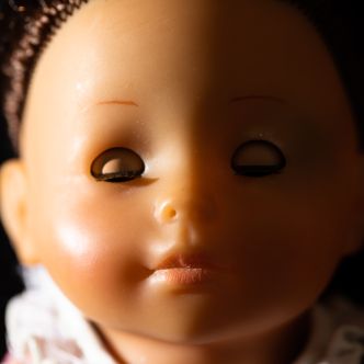 Photo de poupée avec les yeux fermés - Crédit photo Ludovic Godard